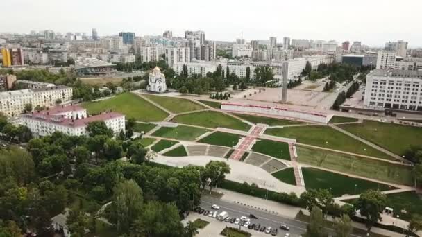 Vista desde la altura de la plaza y la pendiente — Vídeos de Stock