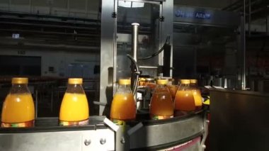 Suyu ile dolu şişe konveyör hareket ediyor