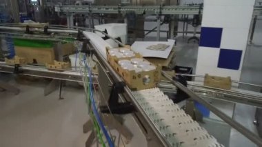 Süt ve süt ürünleri konveyör hareket ediyor