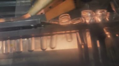 Plastik preform şişeler üfleme için makine hareket
