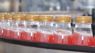 Suyu ile dolu şişe konveyör hareket ediyor