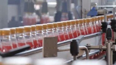 Suyu ile dolu şişe konveyör hareket ediyor