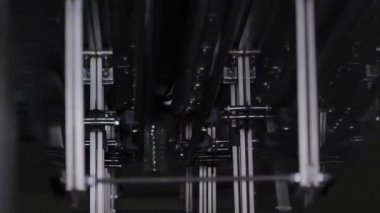 Plastik şişe dolum konveyör boyunca hareket ediyor