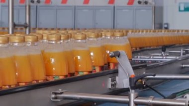 Suyu ile dolu şişe konveyör hareket ediyor
