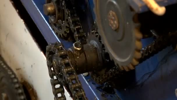 Engranajes giratorios y cadenas en el mecanismo — Vídeos de Stock