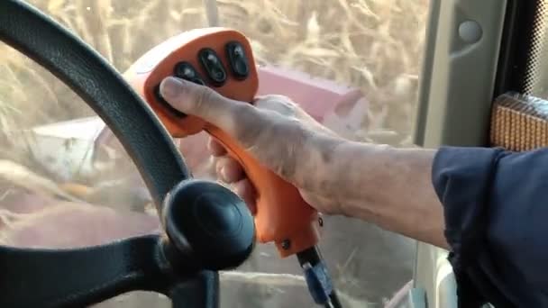 Pilote moissonneuse-batteuse mains sur le volant et commande joystick — Video