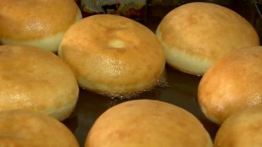 Kızartma yağı kaynar çörek