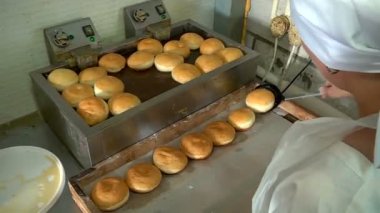 Kızartma yağı kaynar çörek