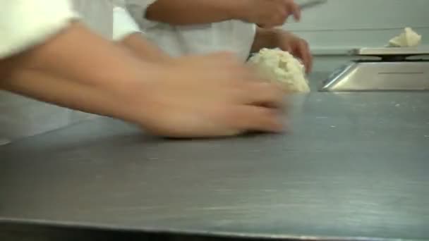 Женские руки раскатывают тесто для выпечки — стоковое видео