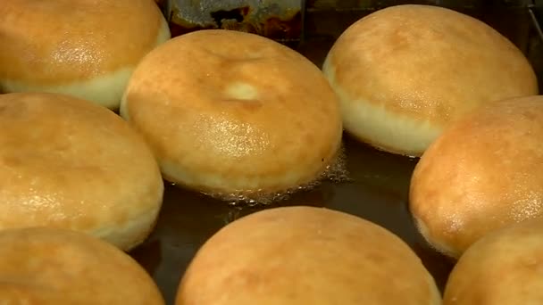 Donuts de fritura em óleo fervente — Vídeo de Stock