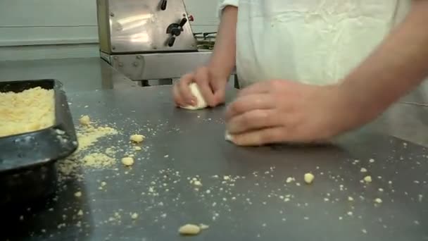 Жіночі руки розкачують тісто для випічки — стокове відео