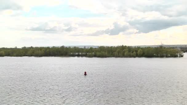 Het uitzicht op de rivier en de wolken in de zomer — Stockvideo