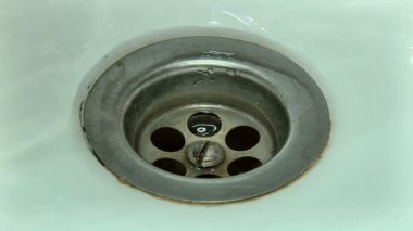 Su ile lavabo drenaj delik