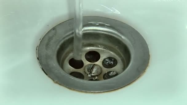 Le trou de vidange dans l'évier avec de l'eau — Video
