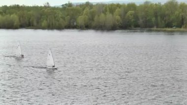 İki nehirde yüzen bir Yelkenli