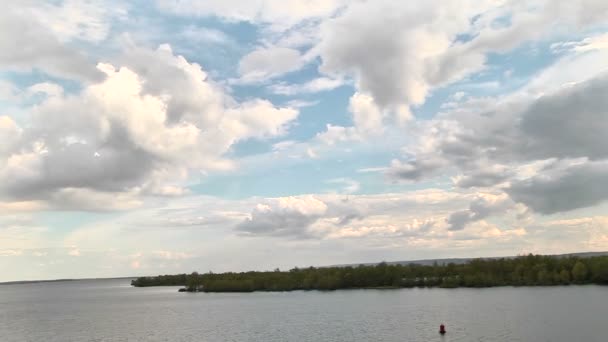Timelapse de Nuvens flutuando no céu e no rio — Vídeo de Stock