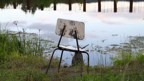 Verlaten plaats op de oever van lake — Stockvideo