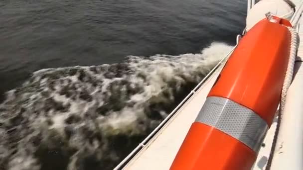 Welle von einem schwimmenden Schiff mit Rettungsinsel im Vordergrund — Stockvideo