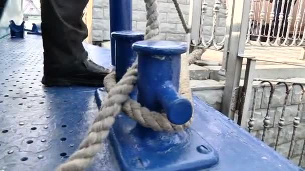 The mooring of the ship for the bollard — Stock Video