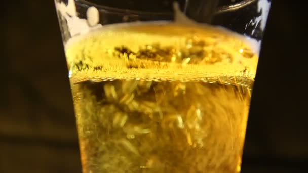 Cerveja Derramada Closeup Vidro — Vídeo de Stock