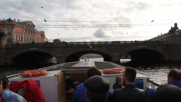 Wandeling langs de grachten van Sint-Petersburg op het schip — Stockvideo