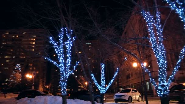 Die Dekoration der Stadt vor dem neuen Jahr in Russland — Stockvideo