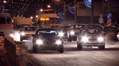 Rusya'da akşam otomobillerin akışı