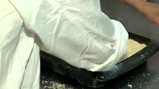 Женские руки раскатывают тесто для выпечки — стоковое видео