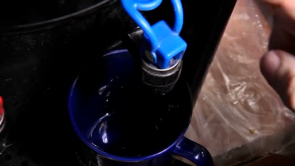 Versi l'acqua fredda in un bicchiere dal refrigeratore — Video Stock