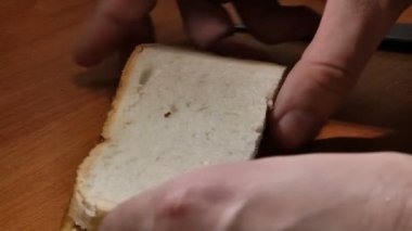 Ekmek tost için kesmek