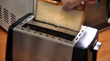 Ekmek kızartma makinesi tost yapmak