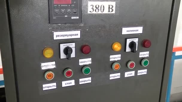 Painel de controle da estação de bombeamento de filtro para purificação de água — Vídeo de Stock