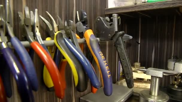 Panorama das ferramentas na oficina de jóias — Vídeo de Stock
