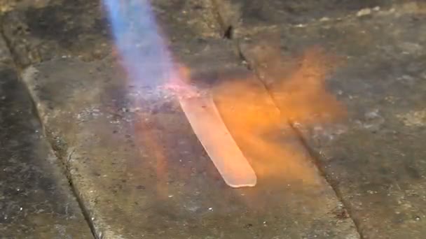 Gaz yakıcı ile gümüş bir kütük Isıtma — Stok video