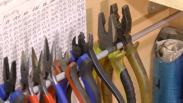 Πανόραμα από τα εργαλεία στο εργαστήρι κοσμήματος — Αρχείο Βίντεο