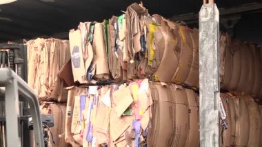 Karton Ambalaj sıkıştırılmış ve geri dönüşüm için hazır