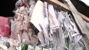 Karton Ambalaj sıkıştırılmış ve geri dönüşüm için hazır