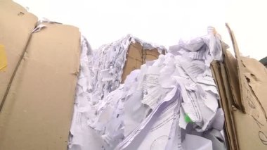 Rendelenmiş kağıt preslenmiş ve geri dönüşüm için gönderilmek üzere hazır