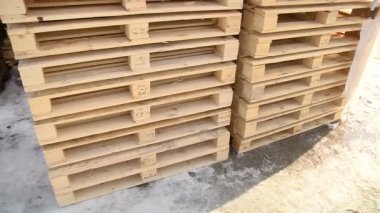 Ahşap Europallets kullanıma hazır yığınları