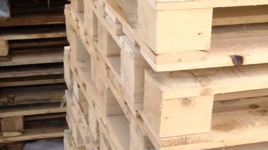 Ahşap Europallets kullanıma hazır yığınları