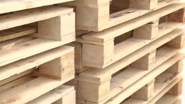Ahşap Europallets kullanıma hazır yığınları