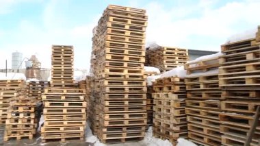 Ahşap Europallets kullanıma hazır yığınları