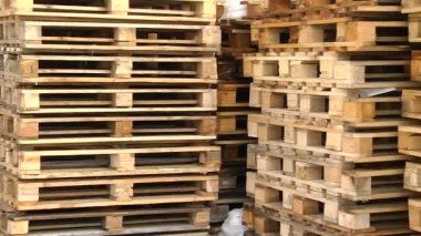 Ahşap Europallets kullanıma hazır yığınları