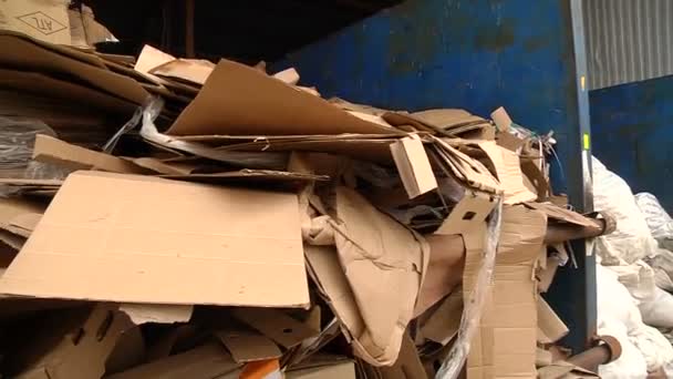 Uma pilha de embalagens de papelão pronto para prensagem — Vídeo de Stock