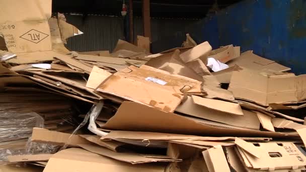 Uma pilha de embalagens de papelão pronto para prensagem — Vídeo de Stock