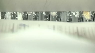 Bir endüstriyel parçalayıcı üzerinde kağıt belgelerin imha süreci