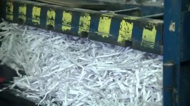 Bir endüstriyel parçalayıcı üzerinde kağıt belgelerin imha süreci