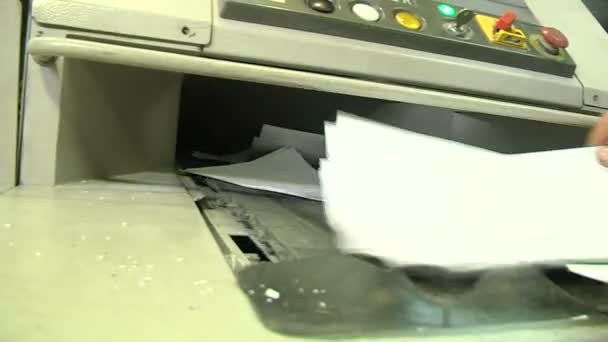 Процесс уничтожения бумажных документов на промышленном измельчителе — стоковое видео
