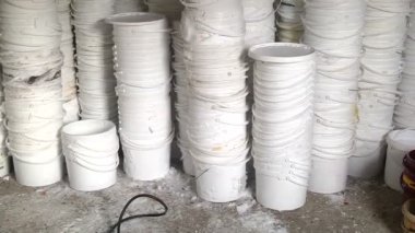Daha fazla geri dönüşüm için plastik kova taşlama