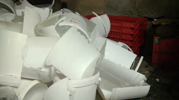 Zermahlen von Plastikeimern zum weiteren Recycling — Stockvideo